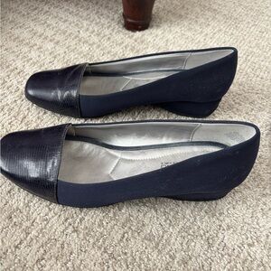 Bandolino B-Flexible Navy Women's pumps; 
1-inch heel. size 9